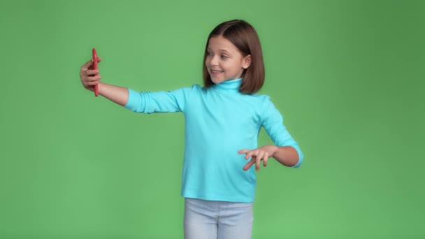 Niño hacer selfie dispositivo cuerno paz victoria signos aislado color verde fondo — Vídeo de stock