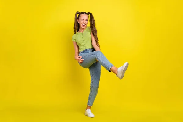 Pleine longueur taille du corps vue de joyeux gai fille aux cheveux longs dansant duper s'amuser isolé sur fond de couleur jaune vif — Photo