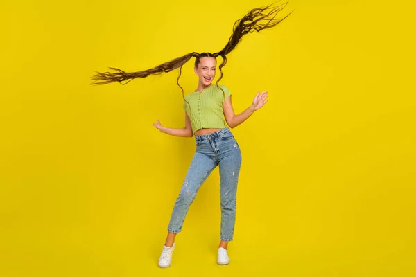 Повнометражний вигляд на тіло прекрасної смішної веселої дівчини, яка кидає волосся весело дурити ізольовано на яскравому жовтому кольорі — стокове фото