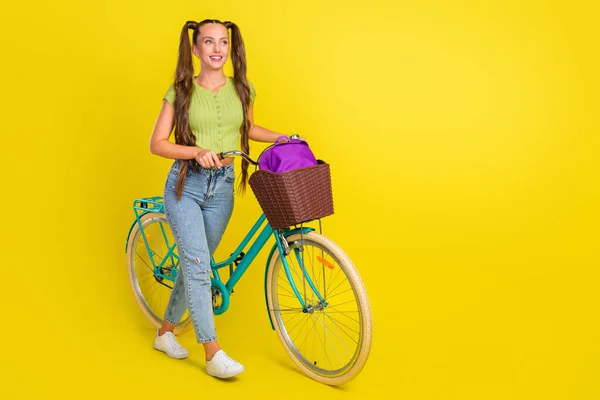 Comprimento total do corpo tamanho vista de menina alegre atraente andando de bicicleta passando fim de semana isolado sobre fundo de cor amarelo brilhante — Fotografia de Stock