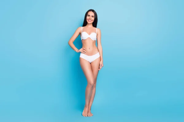 Foto completa di acconciatura marrone positivo sporty lady stand indossare lingerie bianca isolata su sfondo blu — Foto Stock