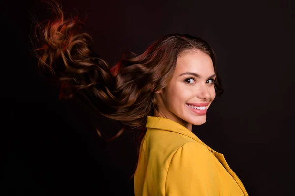 Profil zdjęcie fajne młoda brunetka pani nosić żółty kurtka izolowane na ciemnym tle kolor — Zdjęcie stockowe