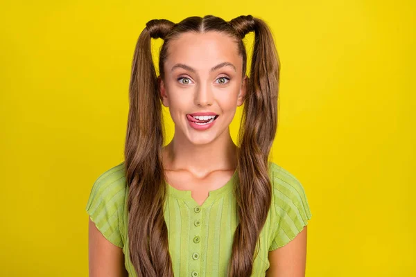 Πορτρέτο της ελκυστική πονηριά χαρούμενα καστανά μαλλιά κορίτσι γλείφει τα χείλη απομονώνονται σε φωτεινό κίτρινο χρώμα φόντο — Φωτογραφία Αρχείου