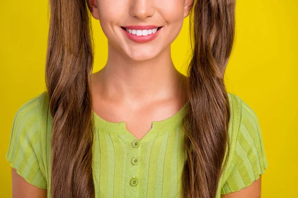 Vágott nézet portré vonzó vidám barna hajú lány sugárzó mosoly elszigetelt felett élénk sárga színű háttér — Stock Fotó