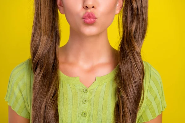 Обрезанный вид портрет привлекательной любовной ласковой каштановые волосы девушка отправляет воздушный поцелуй изолированы на ярко-желтый цвет фона — стоковое фото