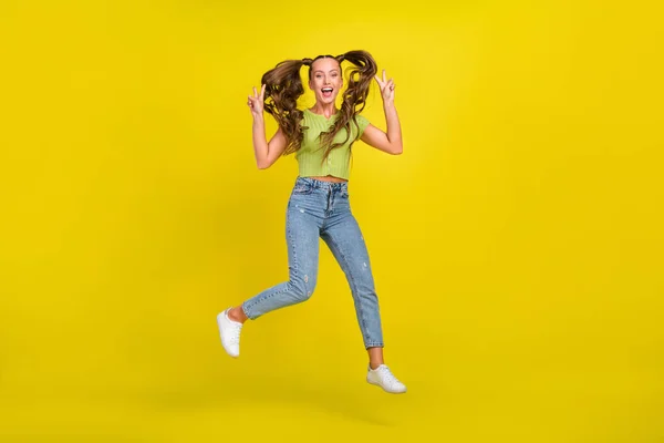Pełna długość ciała rozmiar widok atrakcyjny wesoły dziewczyna skoki pokazując v-znak izolowane nad jasnożółtym tle kolor — Zdjęcie stockowe