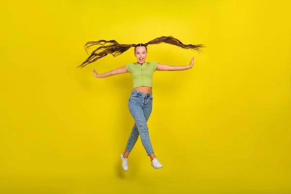Comprimento total tamanho do corpo vista de menina alegre bonita pulando ter divertido verão isolado sobre fundo de cor amarela brilhante — Fotografia de Stock
