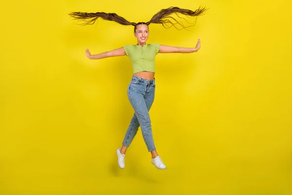 Повнометражний вигляд на тіло досить весела дівчина стрибає добре відпочиває на настрої ізольовано на яскраво-жовтому кольоровому фоні — стокове фото