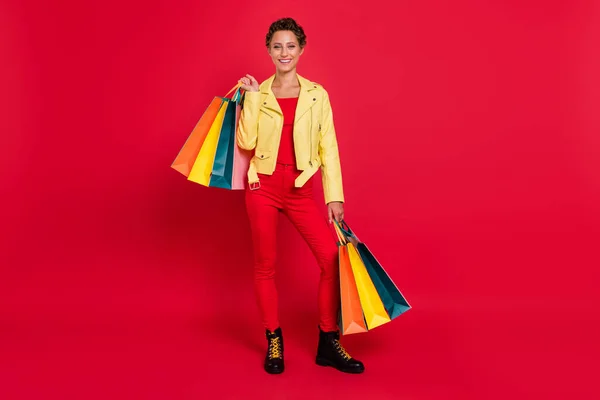 Pleine photo du corps de charmante jeune femme attrayante porter bottes discount vente saison isolé sur fond de couleur rouge — Photo