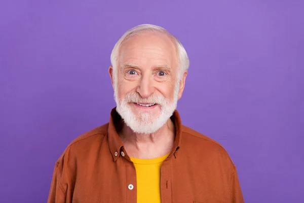 Фото фанк старого чоловіка в коричневій сорочці ізольовані на яскравому фіолетовому кольоровому фоні — стокове фото