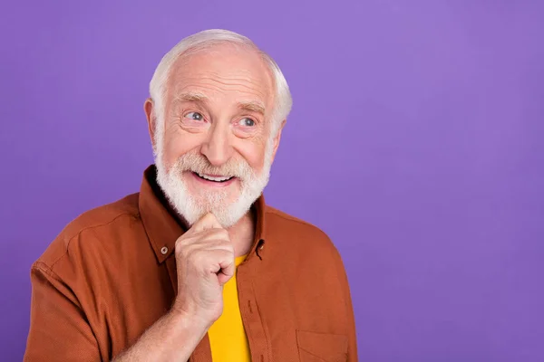 Φωτογραφία από αστείο ηλικιωμένος άνθρωπος ματιά promo φορώντας καφέ πουκάμισο απομονώνονται σε ζωντανό βιολετί φόντο χρώμα — Φωτογραφία Αρχείου