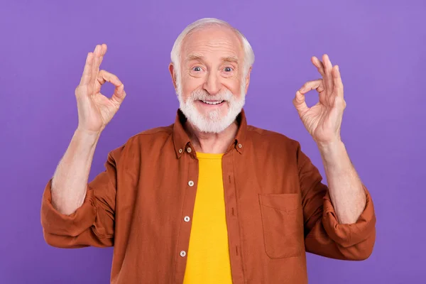 Foto des coolen älteren Mannes zeigen okey tragen braunes Hemd isoliert über lebendige violette Farbe Hintergrund — Stockfoto