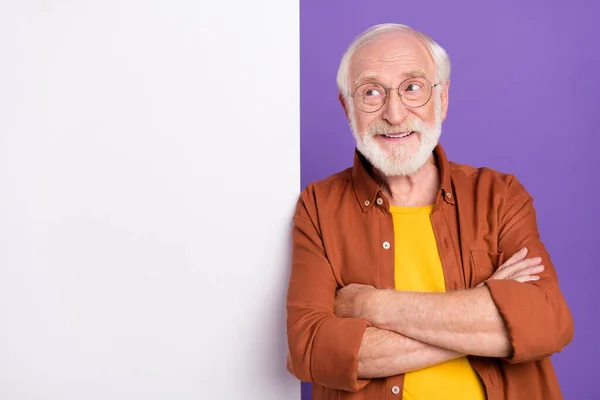 Foto des Chefs alten Mann aussehen Werbung verschränkte Arme tragen Brille braunes Hemd isoliert über lila Farbe Hintergrund — Stockfoto