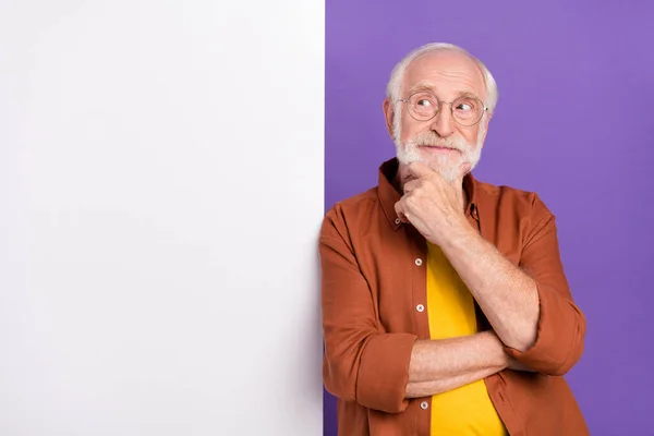 Foto von neugierigen älteren Mann sehen promo tragen Brille braunes Hemd isoliert über lila Farbe Hintergrund — Stockfoto