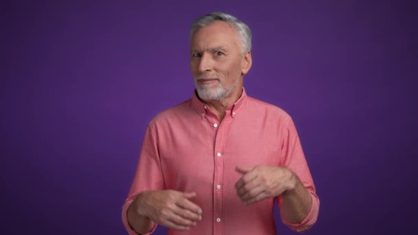 Onzekere oude man geen beslissing schouders geïsoleerde levendige kleur achtergrond — Stockvideo