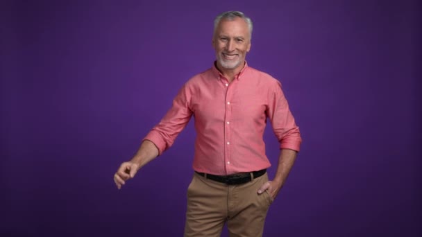 Smart afslappet mand promoter gøre okay symbol isoleret levende farve baggrund – Stock-video