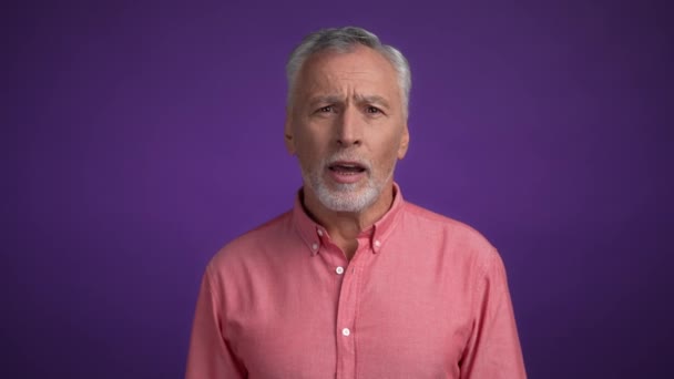 Középkorú férfi pánik nyitott száj tenyér sikoly elszigetelt élénk szín háttér — Stock videók