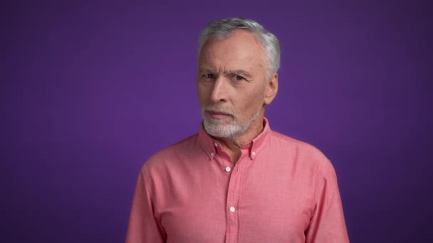 Cheveux gris ennuyé homme refuser fou esprit stupide isolé couleur vive arrière-plan — Video