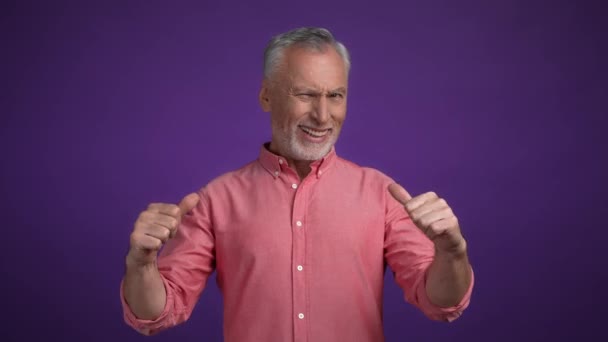 Élégant grand-père point corps musculaire isolé fond de couleur vive — Video