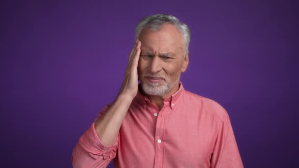 Cavalheiro problema de saúde cabeça ferido isolado cor vibrante fundo — Vídeo de Stock