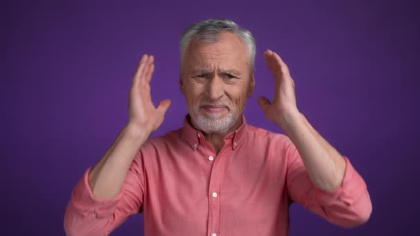 Ontevreden heer verbergen oren conflict horen geïsoleerde levendige kleur achtergrond — Stockvideo