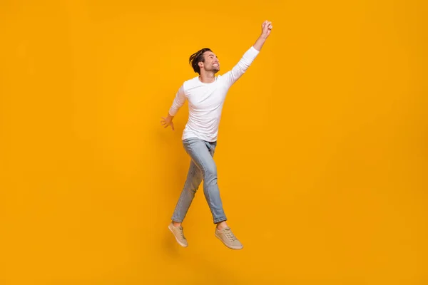 Full length φωτογραφία του εντυπωσιακού brunet Millennial τύπος τρέχει φορούν πουκάμισο τζιν παπούτσια απομονώνονται σε κίτρινο φόντο — Φωτογραφία Αρχείου