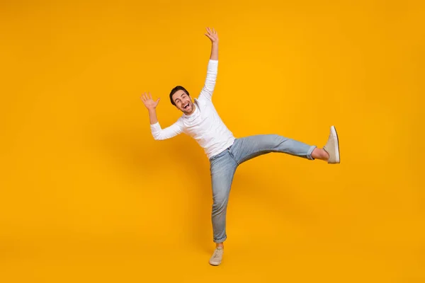 Foto em tamanho completo de funky brunet millenial cara dança desgaste camisa jeans calçado isolado no fundo amarelo — Fotografia de Stock