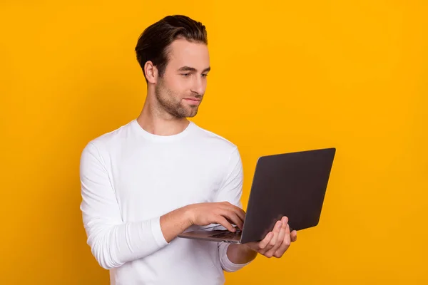 Фото боса брюнетка тисячолітній хлопець типу ноутбук носить білу сорочку ізольовано на яскравому жовтому тлі — стокове фото