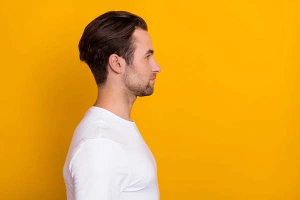 Foto de perfil de hombre joven centrado calma mirar espacio vacío en blanco aislado sobre fondo de color amarillo — Foto de Stock