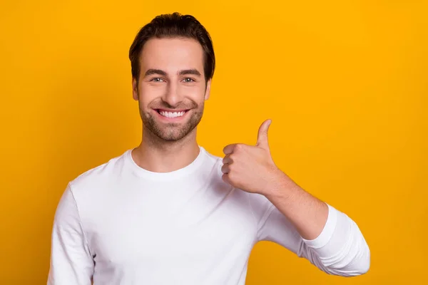 Портрет позитивного веселого хлопця зубна посмішка показати великий палець ізольовано на жовтому тлі — стокове фото