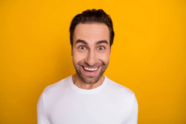 Fotografie mladého veselého chlapa bavit zubatý úsměv nosit ležérní oblečení izolované přes žlutou barvu pozadí — Stock fotografie