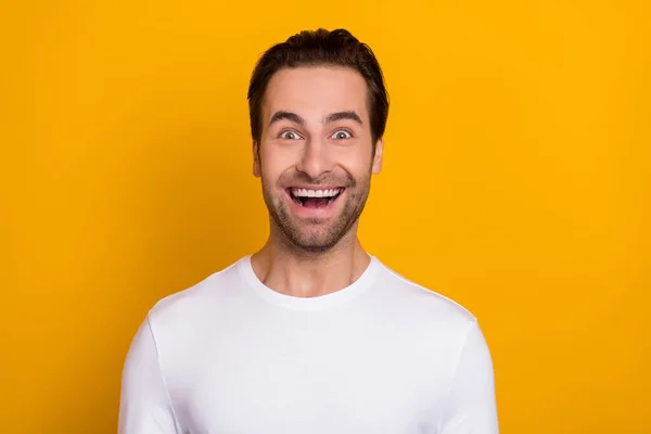 Photo of young excited man astonished good information discount isolated over yellow color background — Foto Stock