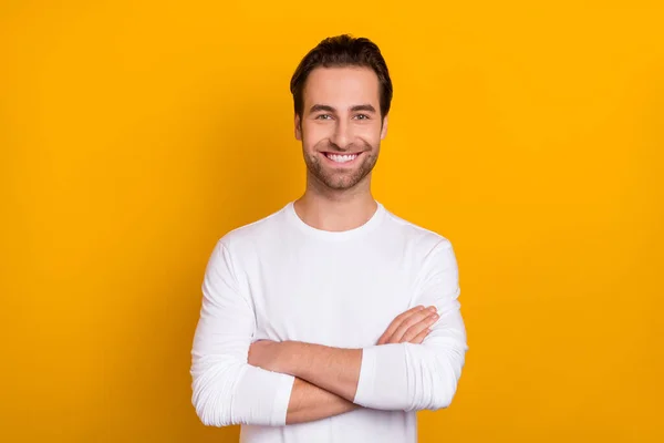 Retrato del hombre satisfecho doblado manos diente radiante sonrisa mirada cámara aislada sobre fondo de color amarillo — Foto de Stock