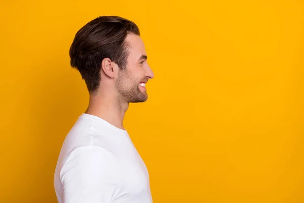 Perfil retrato de persona satisfecha alegre sonrisa radiante mirada espacio vacío aislado sobre fondo de color amarillo — Foto de Stock