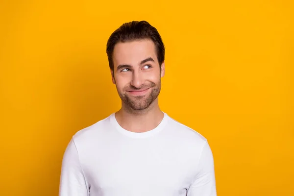 Foto de hombre joven se preguntó mira espacio vacío soñador reflexivo aislado sobre fondo de color amarillo — Foto de Stock