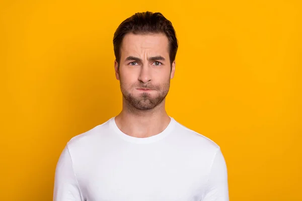 Foto de un hombre joven con las mejillas enfurecidas mueca contener la respiración humorístico aislado sobre el fondo de color amarillo — Foto de Stock