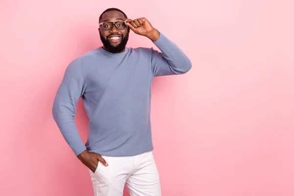 Foto van vrolijke zelfverzekerde man glanzende stralende glimlach hand pocket slijtage specs grijs shirt geïsoleerde roze kleur achtergrond — Stockfoto