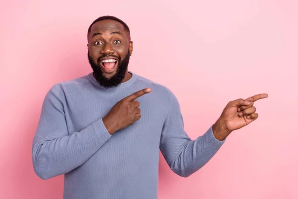 Foto de loco hombre sorprendido indican precursores espacio vacío novedad desgaste camisa gris aislado color rosa fondo —  Fotos de Stock