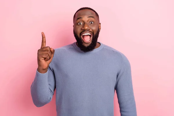 Foto von lustigen verrückten Genie Kerl heben den Finger haben ausgezeichnete Idee tragen graues Hemd isoliert rosa Hintergrund — Stockfoto