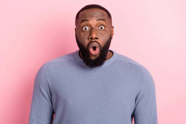 Фото шокированного удивленного парня, открытого рта услышать невероятные новости носить серый пуловер изолированный розовый цвет фона — стоковое фото