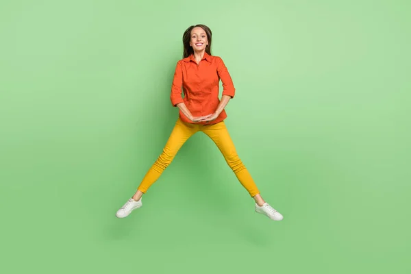 Full length photo of lovely mature woman have fun jump up wear casual clothes isolated over green color background — Foto Stock