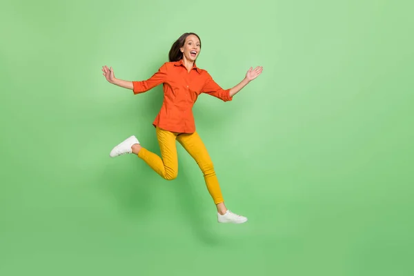 Pełna długość zdjęcie młody piękny podekscytowany lady zabawy skok mucha izolowane nad zielonym tle kolor — Zdjęcie stockowe