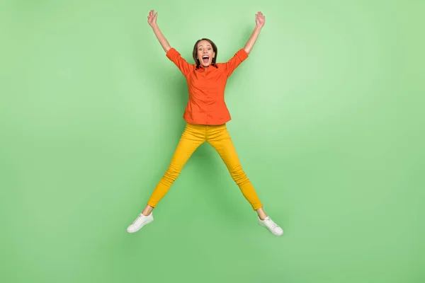 Foto de cuerpo completo de la joven mujer bonita saltar usar ropa casual aislado sobre fondo de color verde —  Fotos de Stock