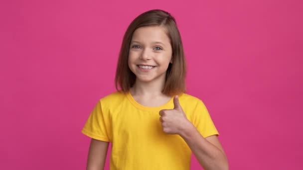 Симпатичный школьник сделать большой палец вверх пальцами объявления изолированные цвета фуксии фон — стоковое видео