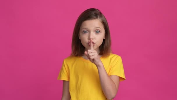 Trendy Kind fragen nicht teilen sprachloses Gerücht isoliert lebendigen Farbhintergrund — Stockvideo