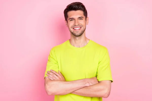 Fénykép az üzleti brunet frizura millenniumi srác keresztbe karok viselni zöld póló elszigetelt rózsaszín színű háttér — Stock Fotó