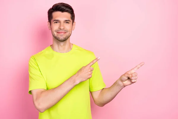 Porträt eines attraktiven, fröhlichen Kerls, der Werbekopien zeigt, leeren Raum bieten Lösungsmittel isoliert über rosa Pastellfarbe Hintergrund — Stockfoto