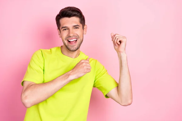 Foto di divertente bruna acconciatura giovane ragazzo danza indossare verde t-shirt isolato su sfondo di colore rosa — Foto Stock