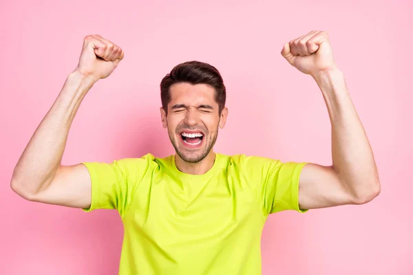 Foto portret schreeuwen brunet man dragen helder t-shirt verbaasd gebaren als winnaar geïsoleerde pastel roze kleur achtergrond — Stockfoto