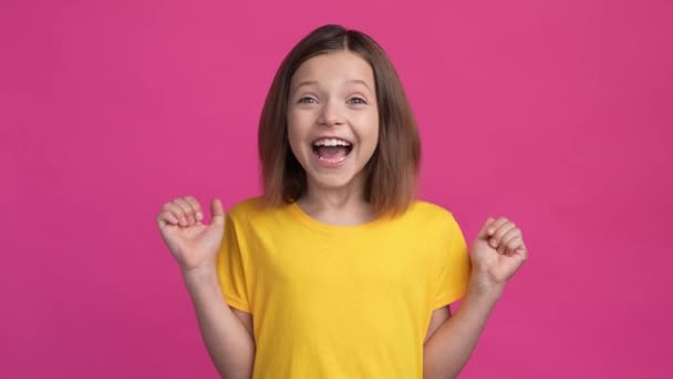 Dzieciak w t-shirt wygrać szczęście pięści loterii w górę izolowane żywe tło kolorów — Wideo stockowe